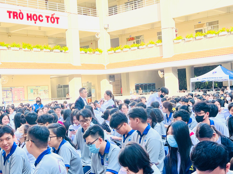 Học sinh chia sẻ thắc mắc về lựa chọn ngành nghề tại buổi tư vấn. Học sinh chia sẻ thắc mắc về lựa chọn ngành nghề tại buổi tư vấn.