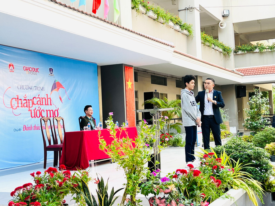 Học sinh cùng tham gia giải quyết tình huống với các chuyên gia tư vấn. Học sinh cùng tham gia giải quyết tình huống với các chuyên gia tư vấn.