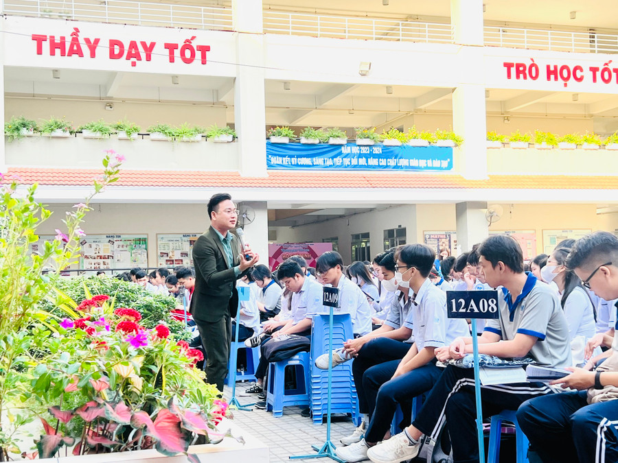 ThS Tiêu Minh Sơn chia sẻ với các em học sinh. ThS Tiêu Minh Sơn chia sẻ với các em học sinh.