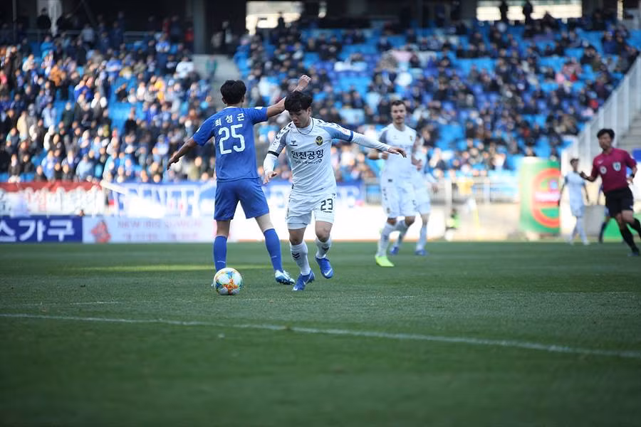 Công Phượng có sức hút rất lớn với truyền thông và NHM Hàn Quốc.