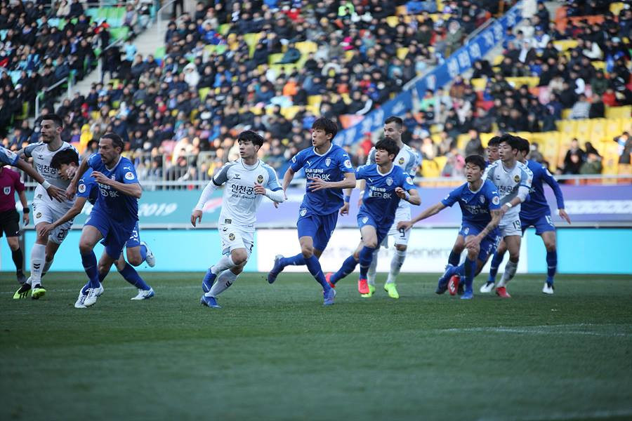 Công Phượng gây được ấn tượng về chuyên môn tại Incheon Utd. Công Phượng gây được ấn tượng về chuyên môn tại Incheon Utd.
