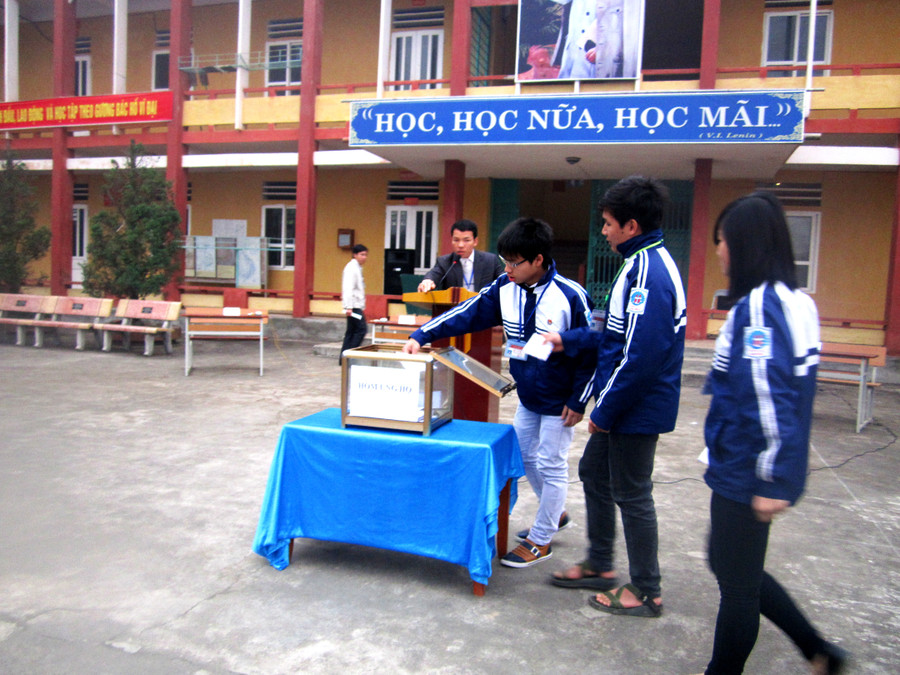 Học sinh trường THPT Hạ Hòa ủng hộ tết vì người nghèo và nạn nhân chất độc màu da cam