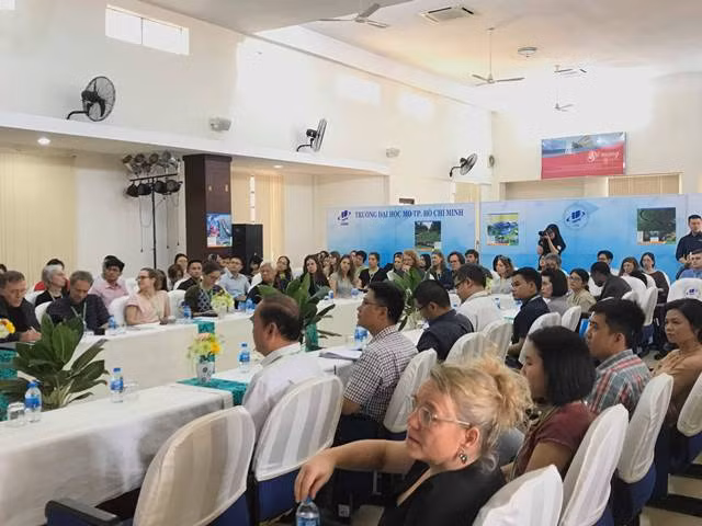 Các đại biểu tham dự hội thảo