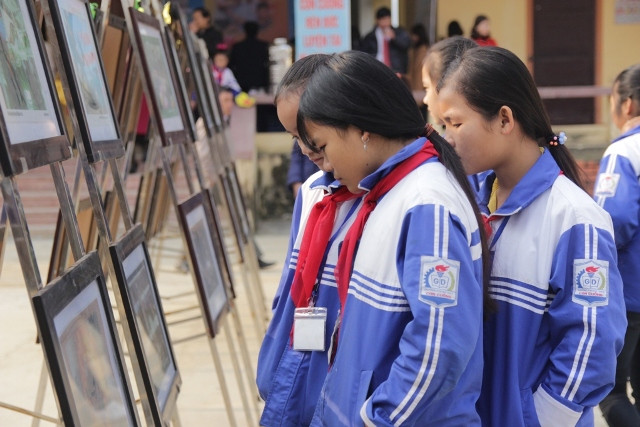 Các em học sinh xem triển lãm ảnh