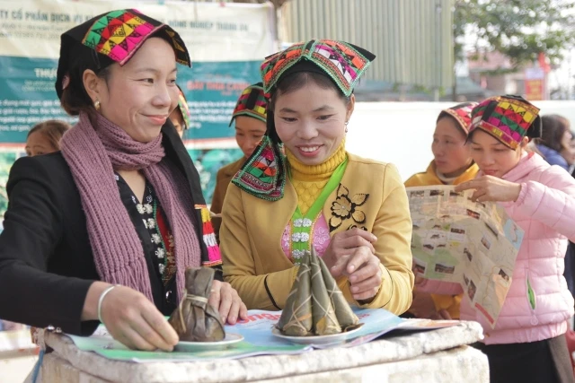 Ngoài các gian trưng bày, giới thiệu ấn phẩm báo chí, còn có gian hàng sản phẩm địa phương