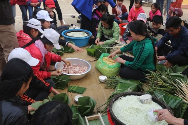 Các thầy cô giáo và học sinh Trường THCS Thượng Ninh, xã Thượng Ninh, huyện miền núi Như Xuân (Thanh Hóa) đang gói bánh chưng tặng các bạn học sinh nghèo nhân dịp tết Nguyên Đán năm 2017 