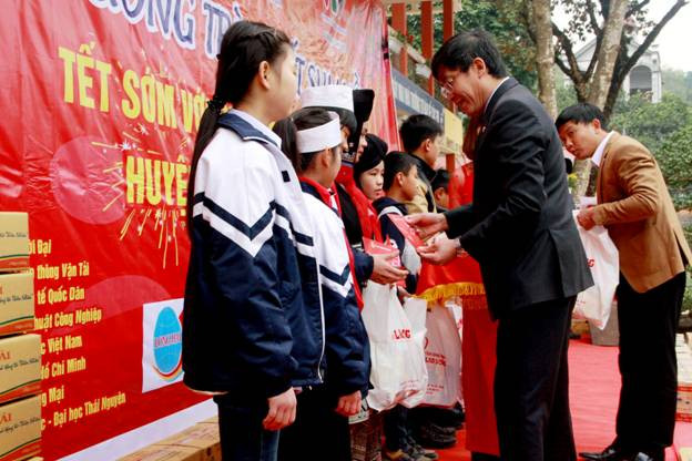 Các em học sinh tại các xã vùng sâu, xa, có hoàn cảnh khó khăn của huyện Đà Bắc nhận quà Tết từ chương trình Các em học sinh tại các xã vùng sâu, xa, có hoàn cảnh khó khăn của huyện Đà Bắc nhận quà Tết từ chương trình