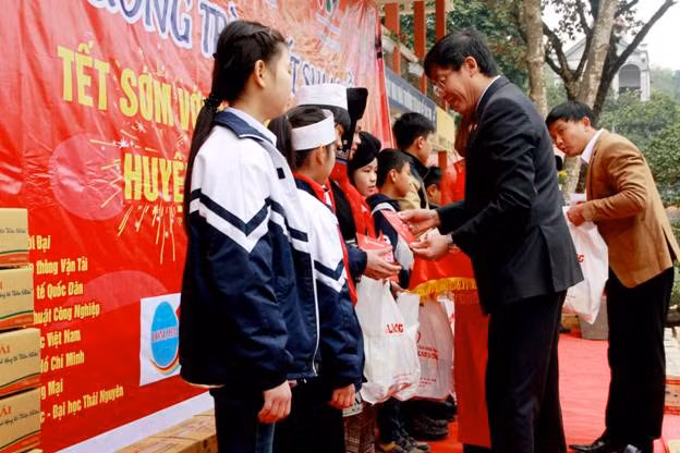 Các em học sinh tại các xã vùng sâu, xa, có hoàn cảnh khó khăn của huyện Đà Bắc nhận quà Tết từ chương trình