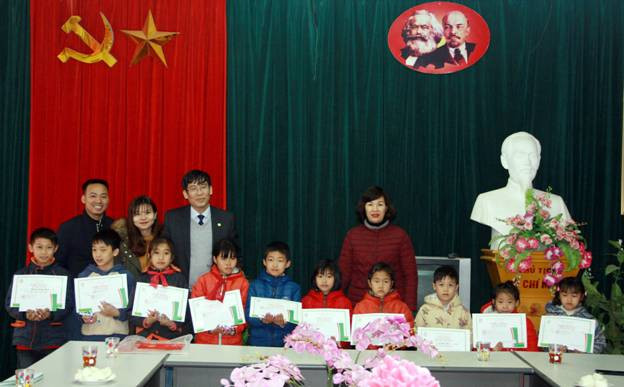 Các em học sinh trường tiểu học Tu Lý nhận quà và học bổng của Công đoàn Giáo dục Việt Nam và các nhà tài trợ Các em học sinh trường tiểu học Tu Lý nhận quà và học bổng của Công đoàn Giáo dục Việt Nam và các nhà tài trợ