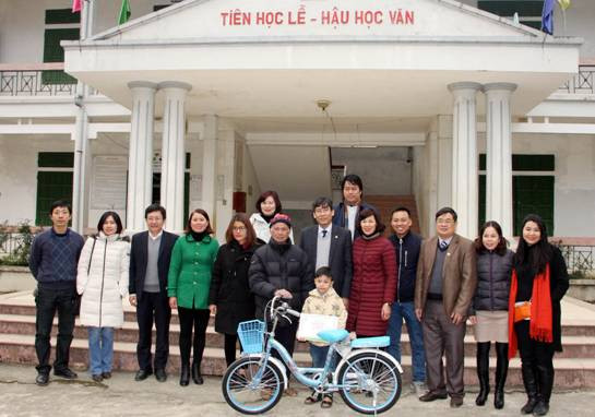 Chủ tịch Công đoàn Giáo dục Việt Nam - Vũ Minh Đức cùng các thành viên đoàn, các nhà tài trợ đến thăm và tặng quà cho các em học sinh trường Tiểu học Tu Lý và tặng quà cho em Xa Duy Anh Chủ tịch Công đoàn Giáo dục Việt Nam - Vũ Minh Đức cùng các thành viên đoàn, các nhà tài trợ đến thăm và tặng quà cho các em học sinh trường Tiểu học Tu Lý và tặng quà cho em Xa Duy Anh