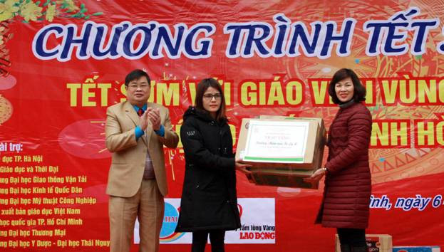 Đại diện trường Tiểu học Lê Quý Đôn (Hà Nội) tặng 2 bộ máy tính và 40 triệu đồng cho các em học sinh vùng khó của huyện Đà Bắ Đại diện trường Tiểu học Lê Quý Đôn (Hà Nội) tặng 2 bộ máy tính và 40 triệu đồng cho các em học sinh vùng khó của huyện Đà Bắ