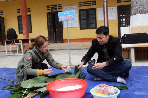 Các giáo viên cắm bản tại các xã vùng sâu, xa, vùng khó khăn của huyện Đà Bắc nhận quà Tết từ chương trình