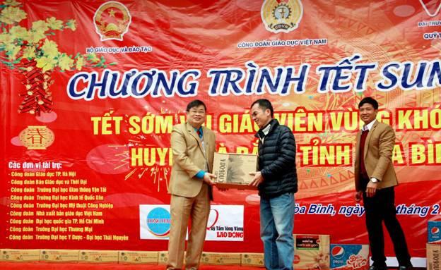 Đại diện Công đoàn Báo GD&TĐ tặng 20 thùng dầu ăn (trị giá gần 20 triệu đồng) cho giáo viên và học sinh huyện Đà Bắc Đại diện Công đoàn Báo GD&TĐ tặng 20 thùng dầu ăn (trị giá gần 20 triệu đồng) cho giáo viên và học sinh huyện Đà Bắc