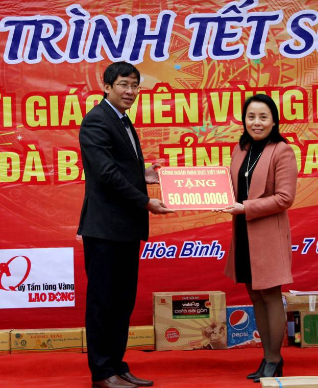 Đ/c Vũ Minh Đức trao quà của Công đoàn Giáo dục Việt Nam cho đại diện Sở GD&ĐT Hòa Bình Đ/c Vũ Minh Đức trao quà của Công đoàn Giáo dục Việt Nam cho đại diện Sở GD&ĐT Hòa Bình