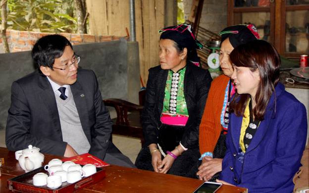 Chủ tịch Công đoàn Giáo dục Việt Nam - Vũ Minh Đức đến thăm và động viên gia đình cô Xa Thị Chiên – GV trường Tiểu học Tân Pheo A thuộc xã Tân Pheo cua huyện Đà Bắc Chủ tịch Công đoàn Giáo dục Việt Nam - Vũ Minh Đức đến thăm và động viên gia đình cô Xa Thị Chiên – GV trường Tiểu học Tân Pheo A thuộc xã Tân Pheo cua huyện Đà Bắc