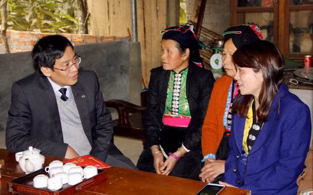 Chủ tịch Công đoàn Giáo dục Việt Nam - Vũ Minh Đức đến thăm và động viên gia đình cô Xa Thị Chiên – GV trường Tiểu học Tân Pheo A thuộc xã Tân Pheo cua huyện Đà Bắc