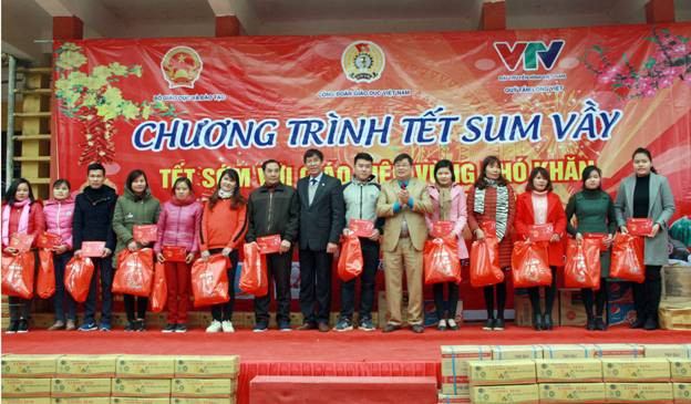 Các giáo viên cắm bản tại các xã vùng sâu, xa, vùng khó khăn của huyện Đà Bắc nhận quà Tết từ chương trình Các giáo viên cắm bản tại các xã vùng sâu, xa, vùng khó khăn của huyện Đà Bắc nhận quà Tết từ chương trình