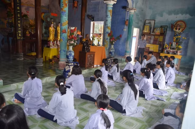 Học chữ ở mái chùa tình thương