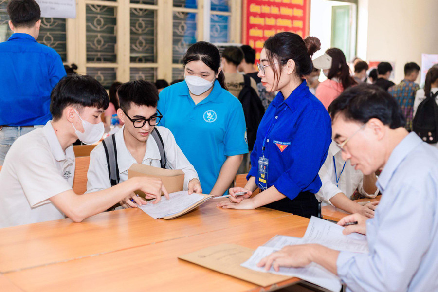 Sinh viên tình nguyện hỗ trợ tân sinh viên.