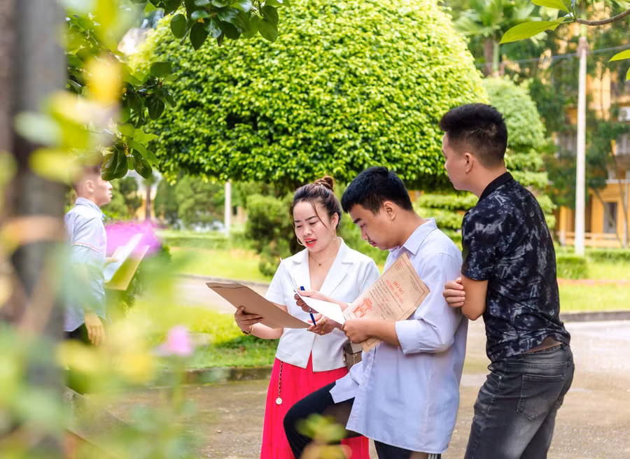 Phụ huynh luôn túc trực đồng hành cùng con.