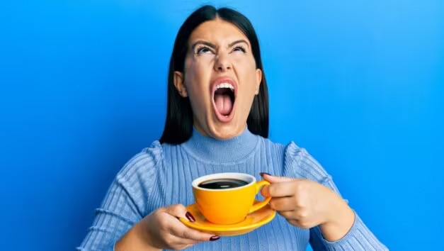 Một số người có thể bị buồn nôn hoặc trào ngược axit khi uống quá nhiều trà. (Ảnh: ITN). Một số người có thể bị buồn nôn hoặc trào ngược axit khi uống quá nhiều trà. (Ảnh: ITN).