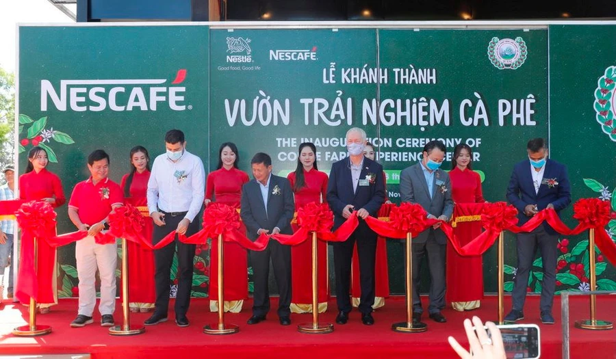 Các đại biểu cắt băng khánh thành "Vườn Trải Nghiệm Cà Phê"