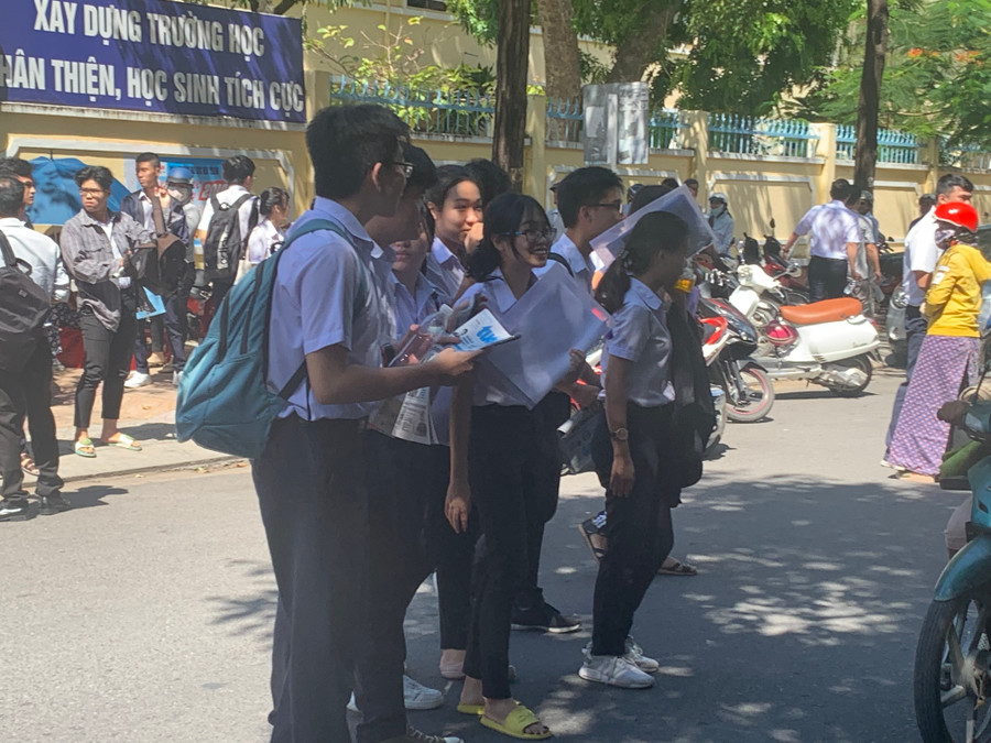 Nhiều em vui vẻ sau bài thi môn Ngữ Văn Nhiều em vui vẻ sau bài thi môn Ngữ Văn