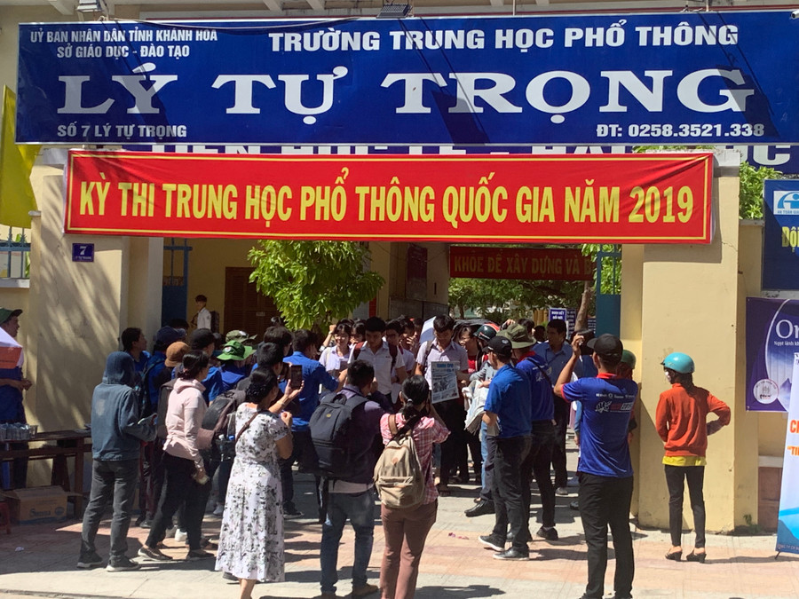 Phụ huynh vui mừng đón thí sinh sau giờ thi Phụ huynh vui mừng đón thí sinh sau giờ thi