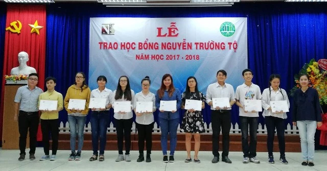 Sinh viên nhận học bổng Nguyễn Trường Tộ