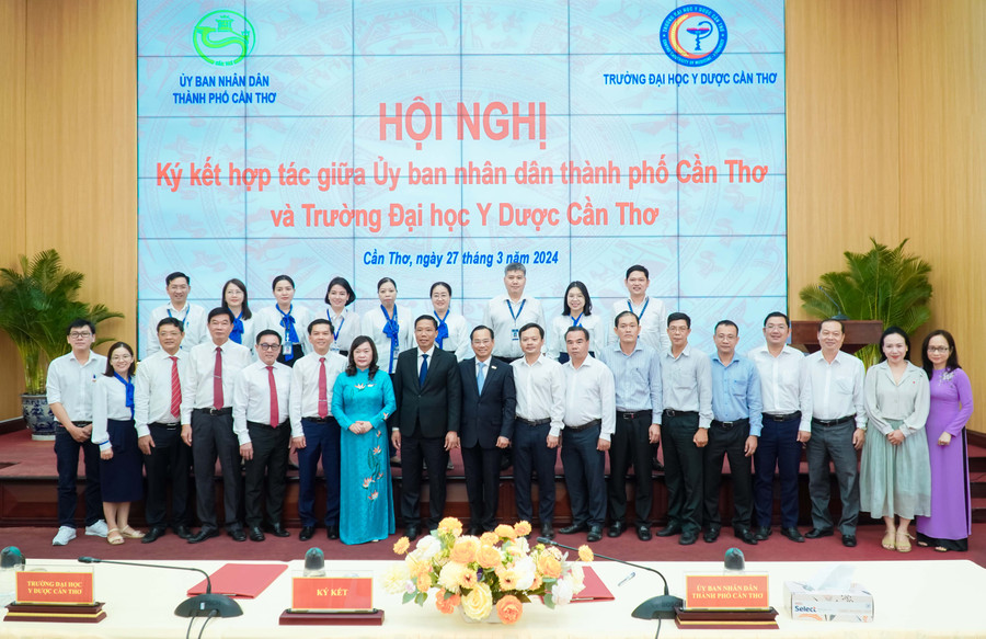 Các đại biểu chụp ảnh lưu niệm tại lễ ký hợp tác. Các đại biểu chụp ảnh lưu niệm tại lễ ký hợp tác.