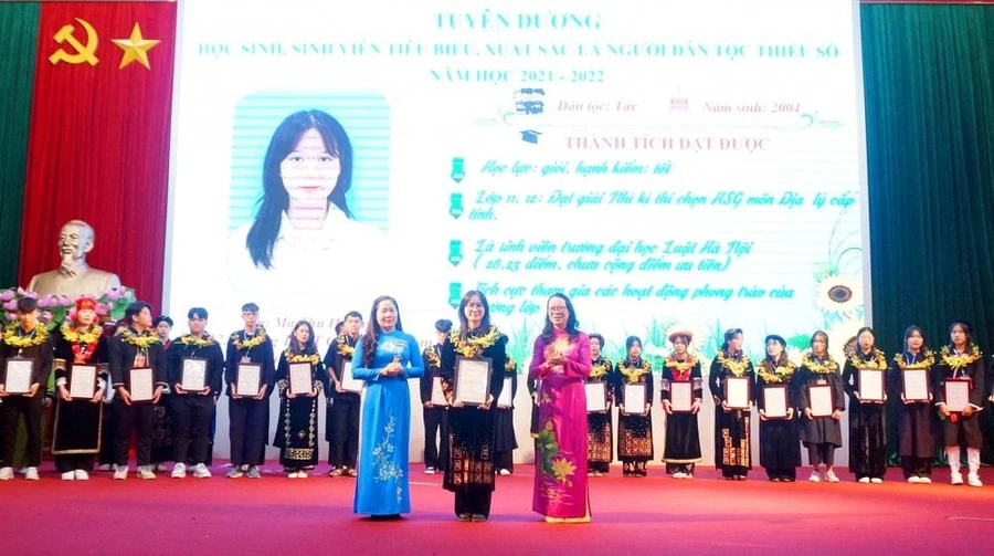 Tuyên dương học sinh, sinh viên tiêu biểu người dân tộc thiểu số tại Bắc Kạn.