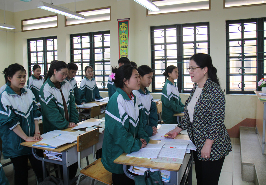 Thứ trưởng Nguyễn Thị Kim Chi động viên học sinh trường PTDTNT THCS&amp;THPT thị xã Sa Pa.