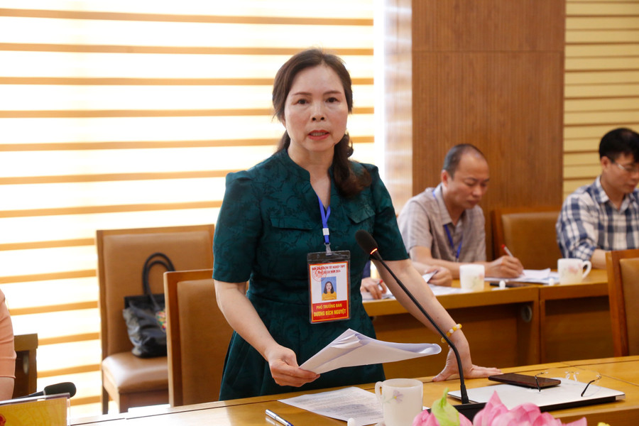 Bà Dương Bích Nguyệt, Giám đốc Sở GD&amp;ĐT Lào Cai báo cáo tại buổi làm việc.