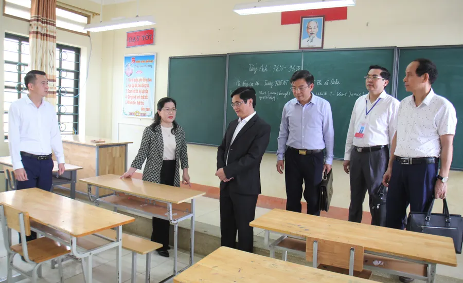 Thứ trưởng Nguyễn Thị Kim Chi (thứ 2 bên trái) cùng đoàn công tác kiểm tra cơ sở vật chất phục vụ kỳ thi tốt nghiệp THPT tại Lào Cai.