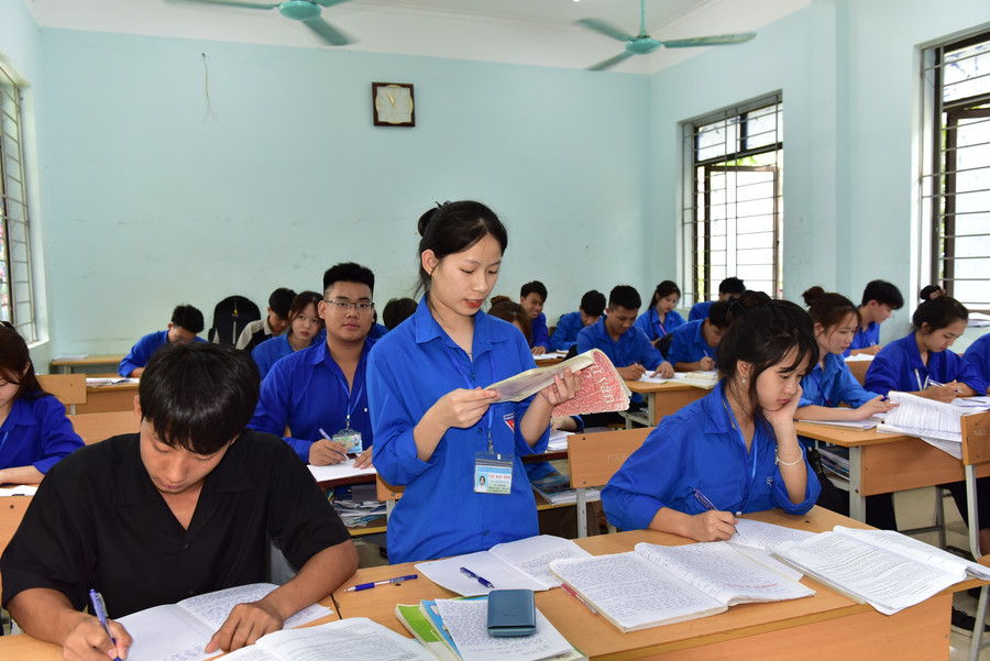 Tiết ôn tập Ngữ văn của học sinh trường PTDTNT THPT Mường Tè. Tiết ôn tập Ngữ văn của học sinh trường PTDTNT THPT Mường Tè.
