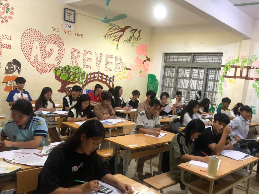 Giờ ôn tập buổi tối của học sinh trường PTDTNT THPT Ka Lăng. Giờ ôn tập buổi tối của học sinh trường PTDTNT THPT Ka Lăng.