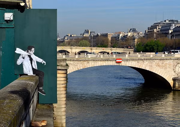 Thong dong ngồi trên tường thả máy bay giấy.