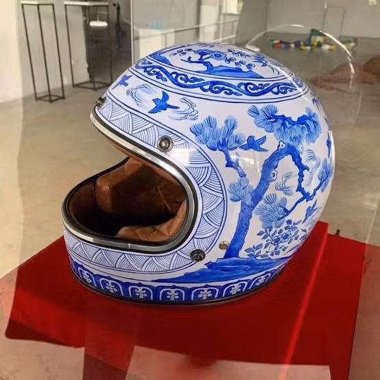 Mũ bảo hiểm họa tiết giống... bát hương.