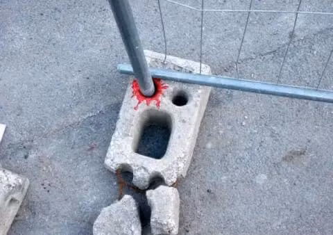 Bệ dựng hàng rào thép vô tình biến thành một hành động nguy hiểm.