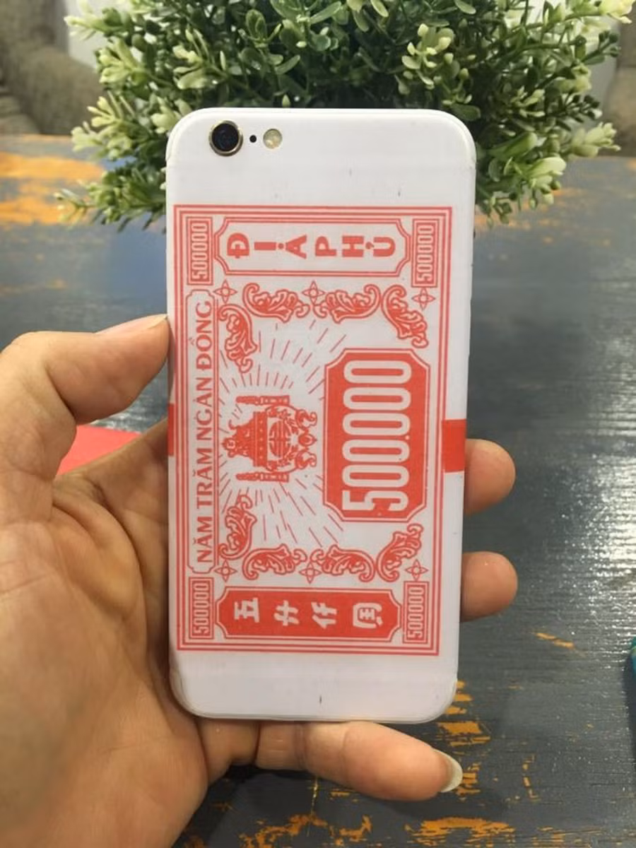 Điện thoại, iPad... là những vật bất ly thân nên cũng cẩn thận "kiêng khem" bằng cách mua những mẫu ốp mới.