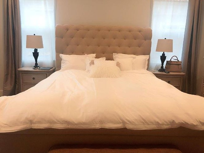 Phòng ngủ được trang trí với hai tông màu trắng và xám chủ đạo, tạo cảm giác êm dịu, thanh lịch. Phòng ngủ được trang trí với hai tông màu trắng và xám chủ đạo, tạo cảm giác êm dịu, thanh lịch.