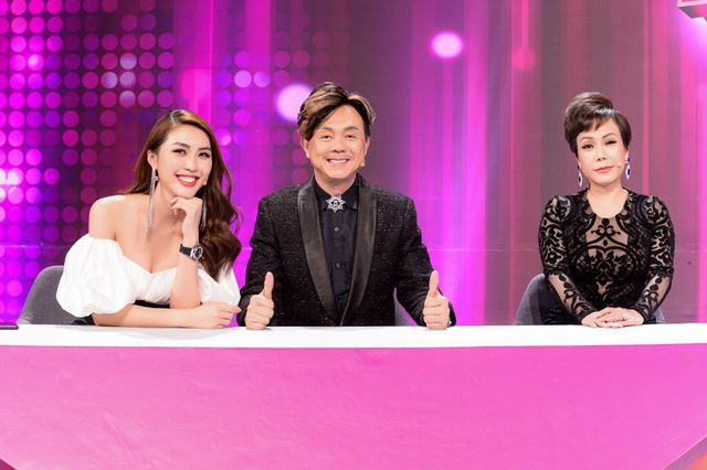 Tường Linh phối hợp ăn ý với Việt Hương và Chí Tài. Tường Linh phối hợp ăn ý với Việt Hương và Chí Tài.