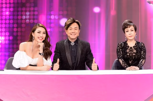 Tường Linh phối hợp ăn ý với Việt Hương và Chí Tài.