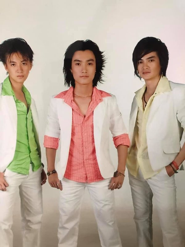 Ngô Kiến Huy chính thức khoe ảnh thời “ngố tàu” khi nam ca sĩ đang hoạt động với tư cách thành viên nhóm nhạc ĐND.