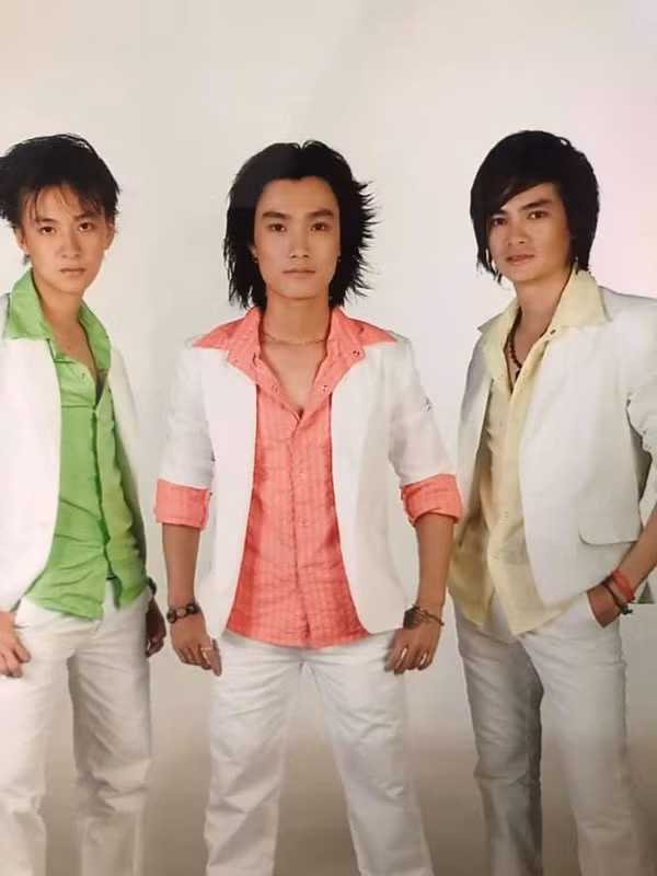 Ngô Kiến Huy chính thức khoe ảnh thời “ngố tàu” khi nam ca sĩ đang hoạt động với tư cách thành viên nhóm nhạc ĐND.