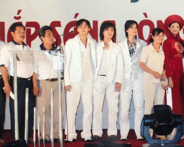 Đặc biệt, nam ca sĩ lúc hoạt động nhóm có thân hình gầy gò hơn hẳn hiện tại.