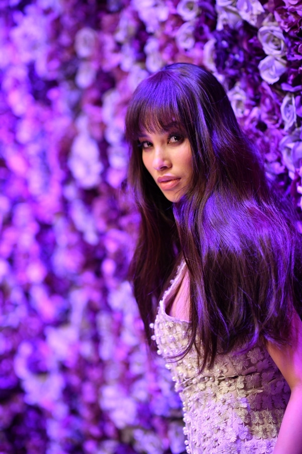 Phạm Hương khoe vẻ đẹp mạnh mẽ với đôi mắt thu hút cùng phong thái tạo dáng phóng khoáng, tự tin. Phạm Hương khoe vẻ đẹp mạnh mẽ với đôi mắt thu hút cùng phong thái tạo dáng phóng khoáng, tự tin.