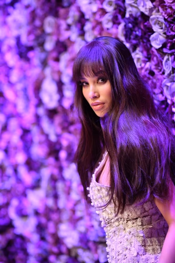 Phạm Hương khoe vẻ đẹp mạnh mẽ với đôi mắt thu hút cùng phong thái tạo dáng phóng khoáng, tự tin.