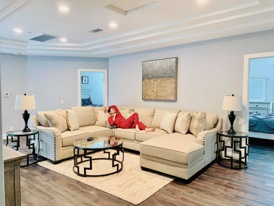 Dù không ở thường xuyên nhưng từng góc nhỏ trong căn biệt thự đều được thiết kế, trang hoàng sang trọng. Dù không ở thường xuyên nhưng từng góc nhỏ trong căn biệt thự đều được thiết kế, trang hoàng sang trọng.