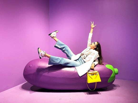 Người đẹp thử nghiệm phong cách menswear với quần ống loe và áo khoác blazer. Người đẹp thử nghiệm phong cách menswear với quần ống loe và áo khoác blazer.